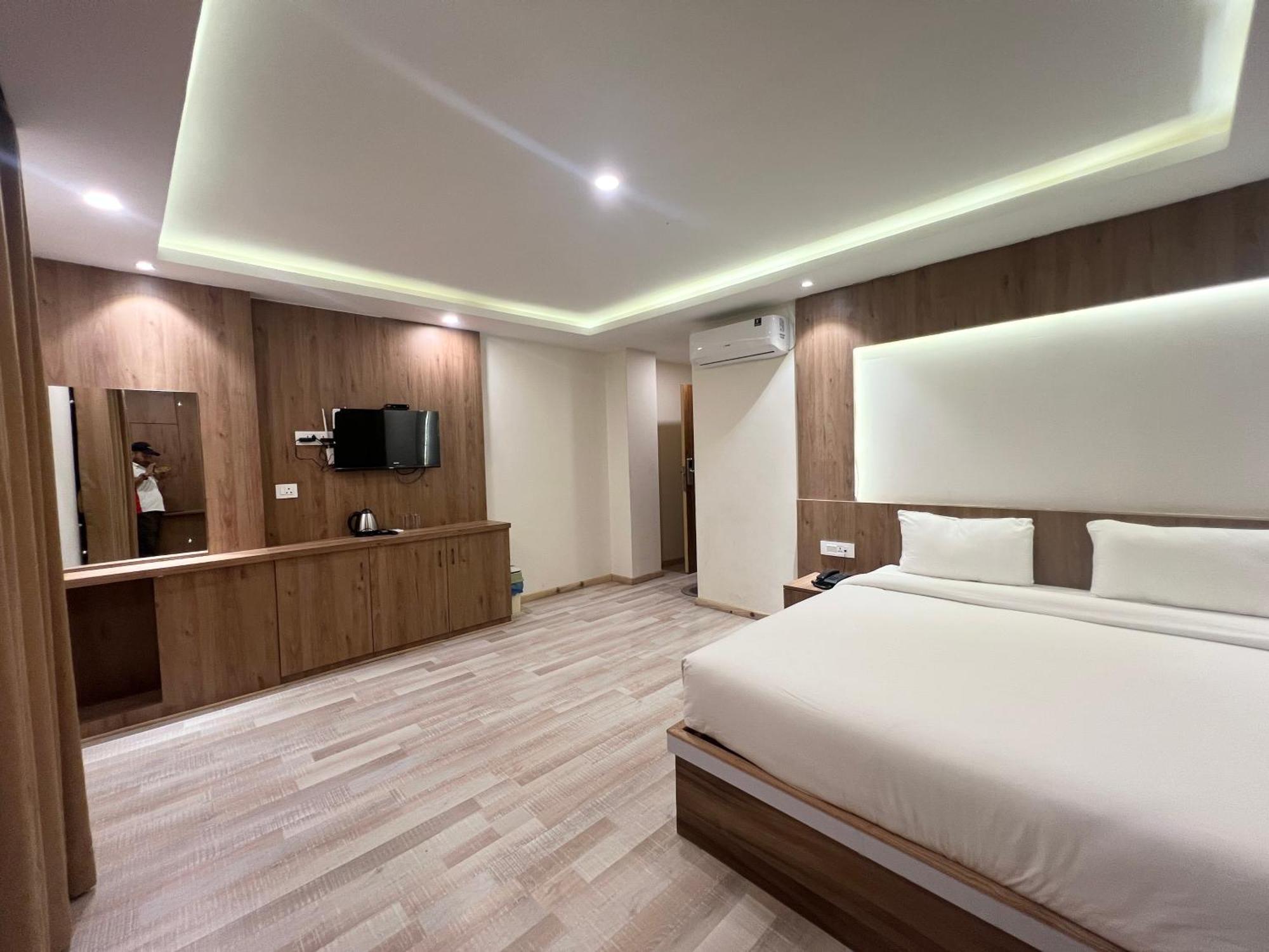 Nirakar Hotel