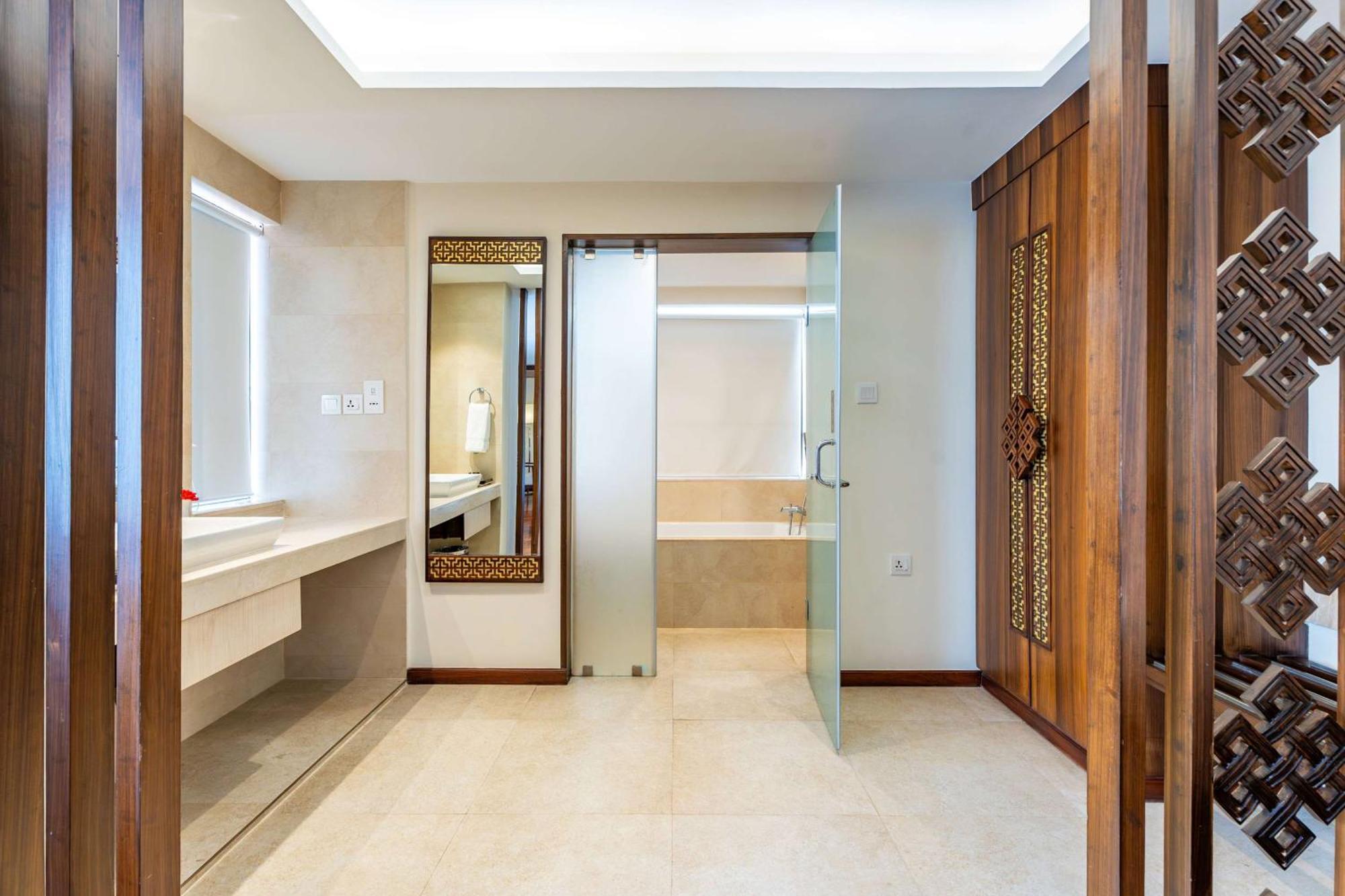 Hotel Ramada By Wyndham Dhumbarahi 5*