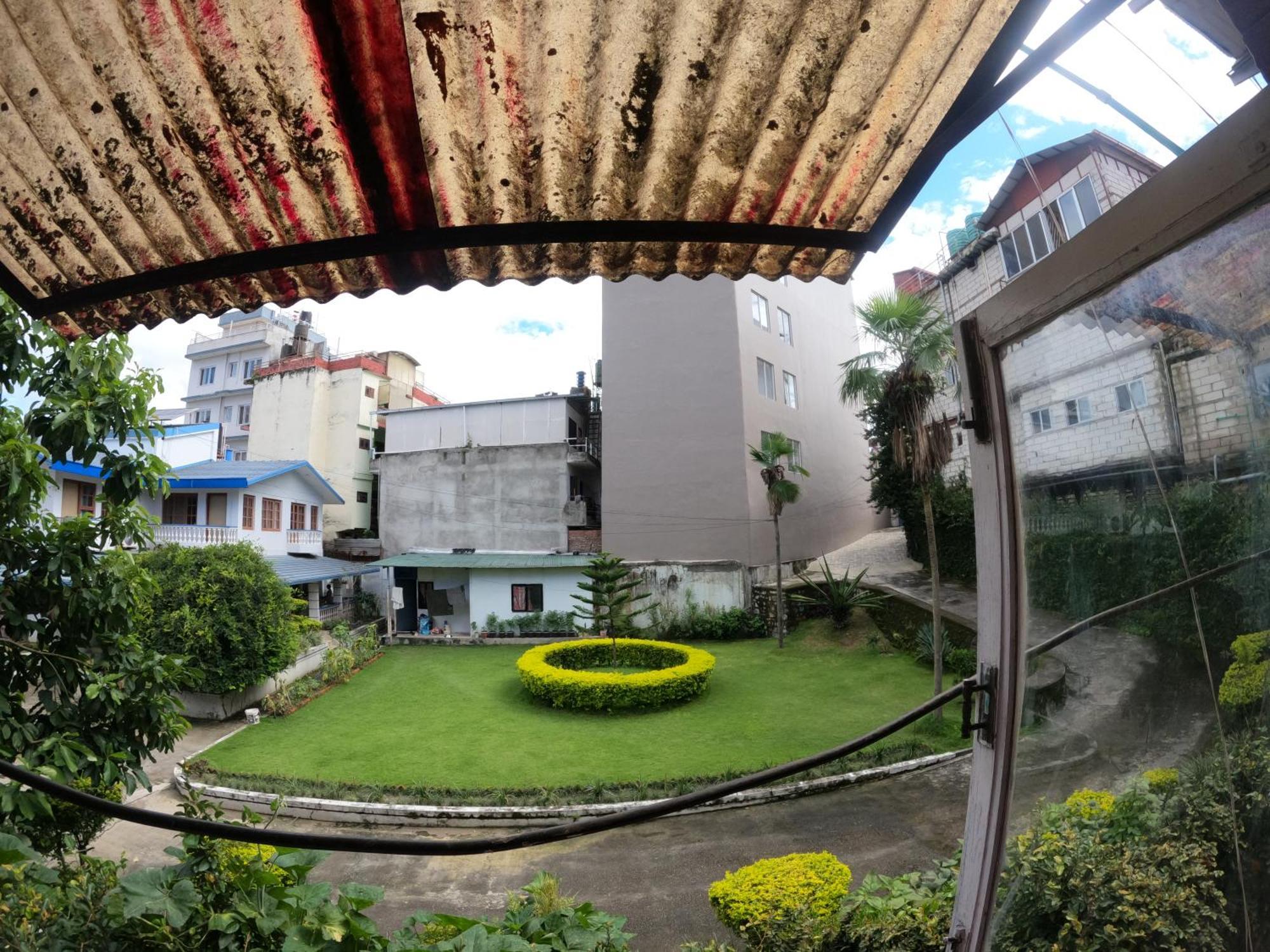 Kusum Hotel *
