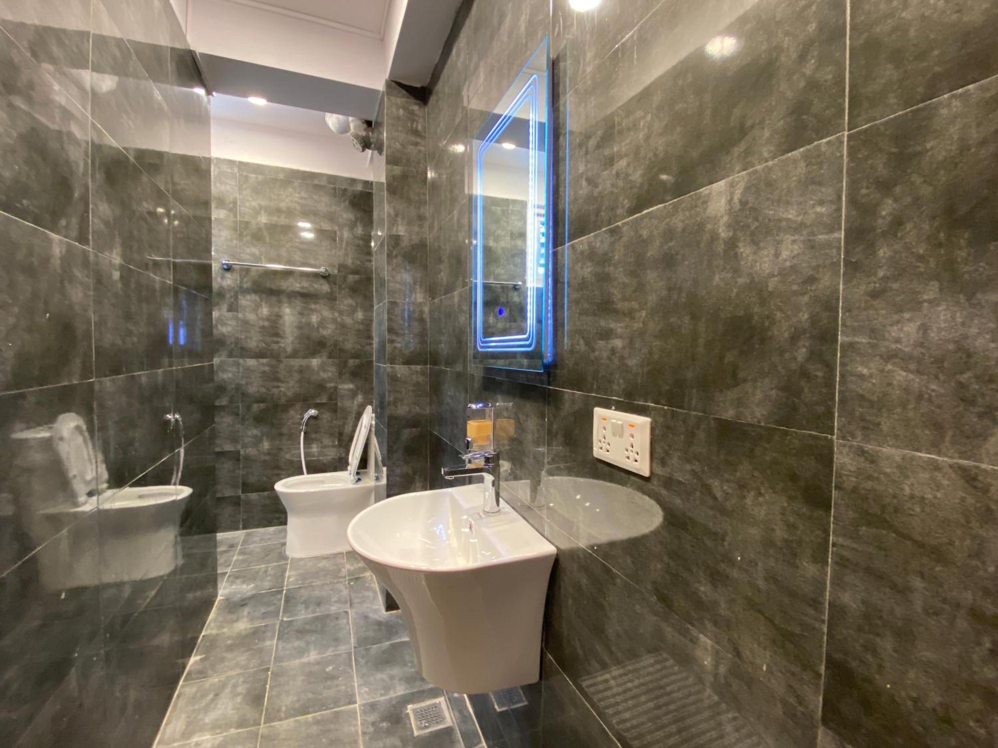 Modern Luxury Apartment *
