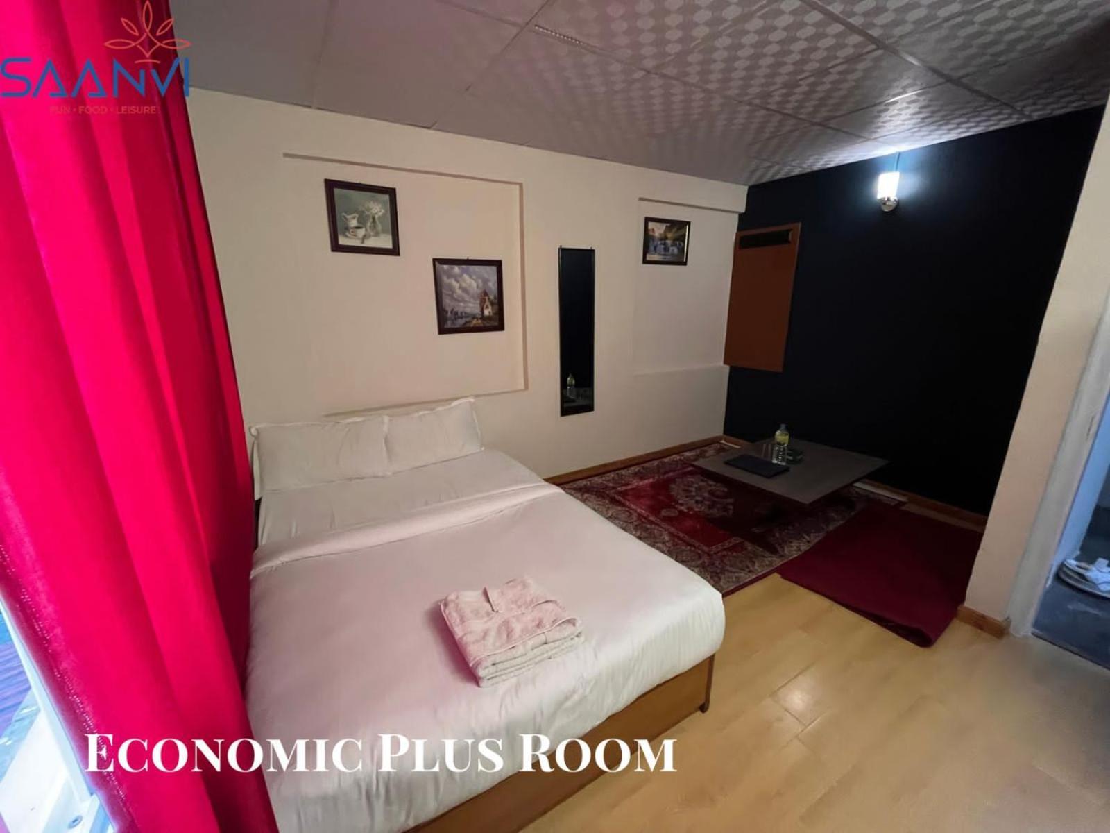 Saanvi & Restaurant Hotel