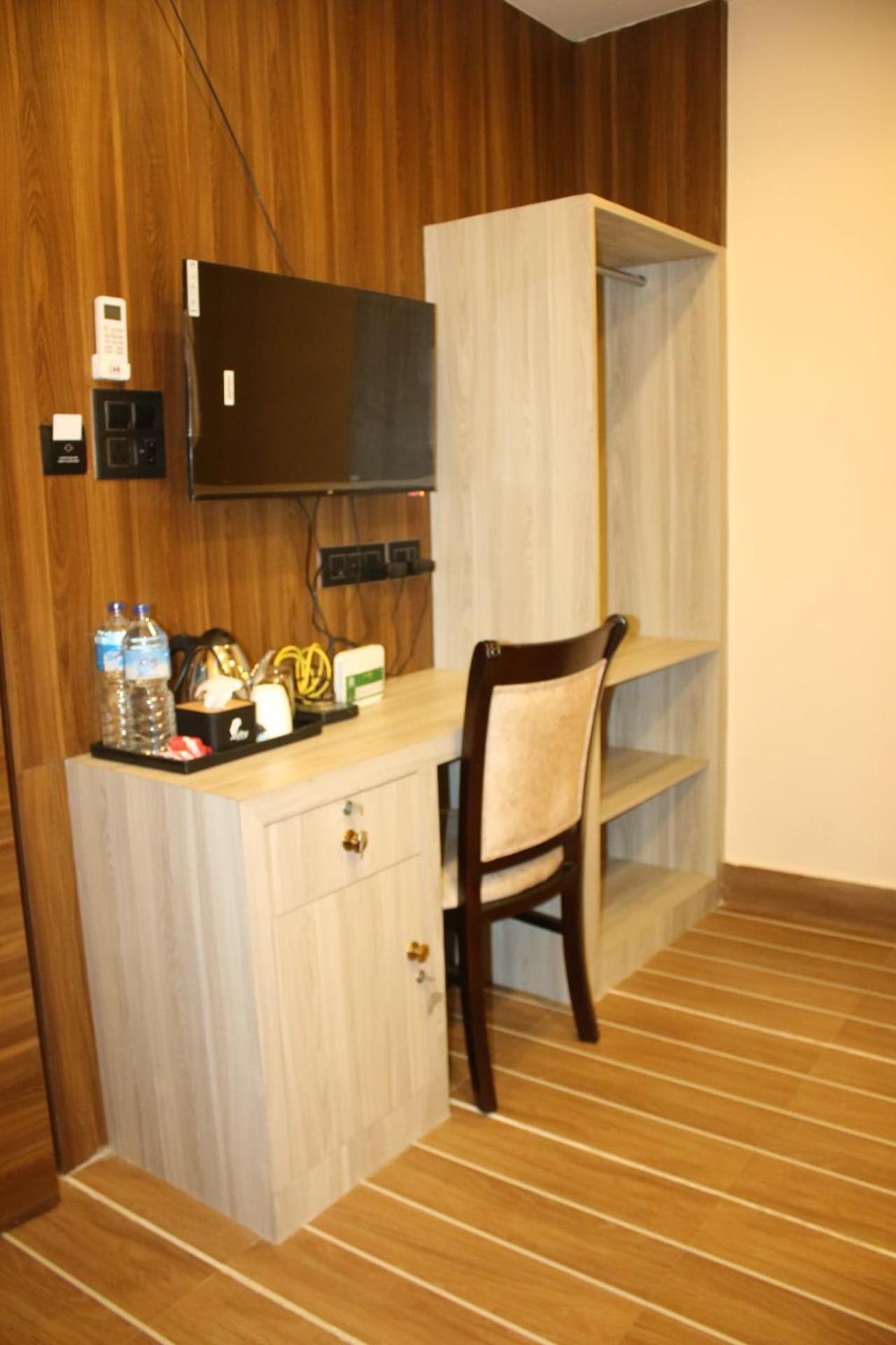 Hotel Sinamangal Airport