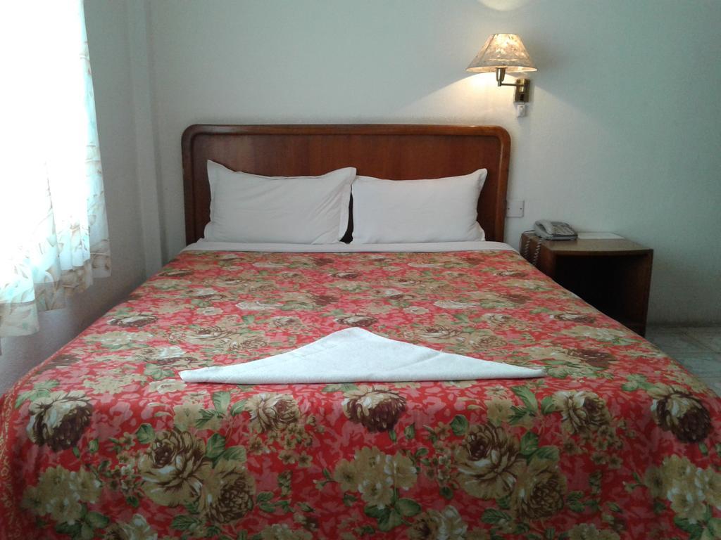 Bed & Breakfast Happiness 1