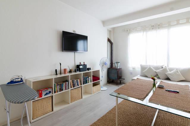 Four Red Doors Apartment *