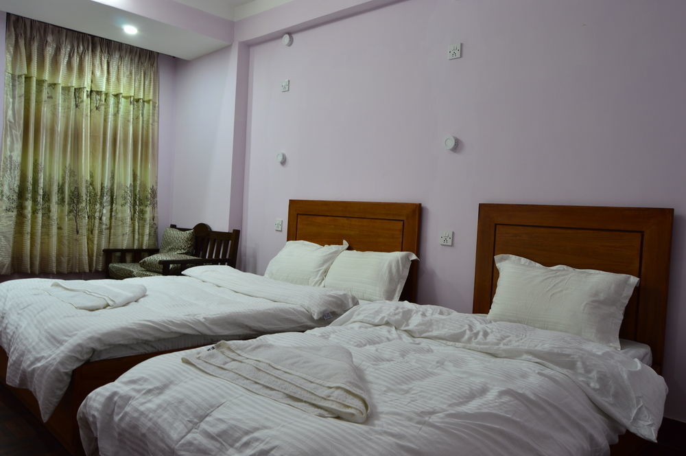 Hostel Famous House
