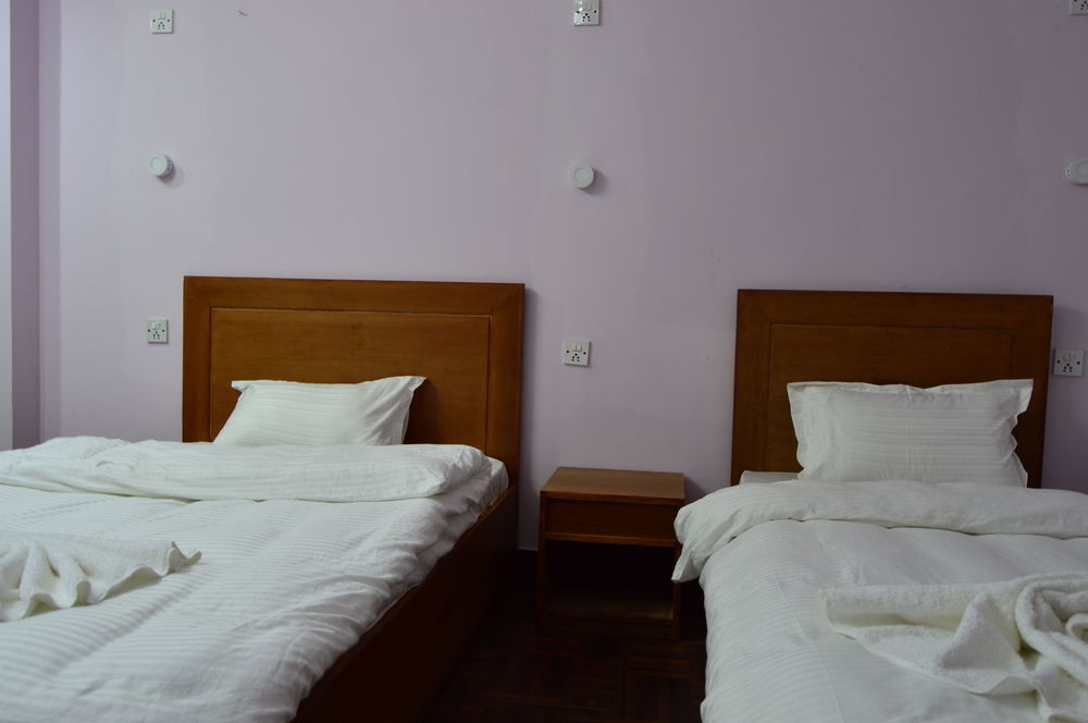 Hostel Famous House *