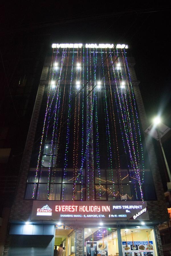 Everest Hotel *