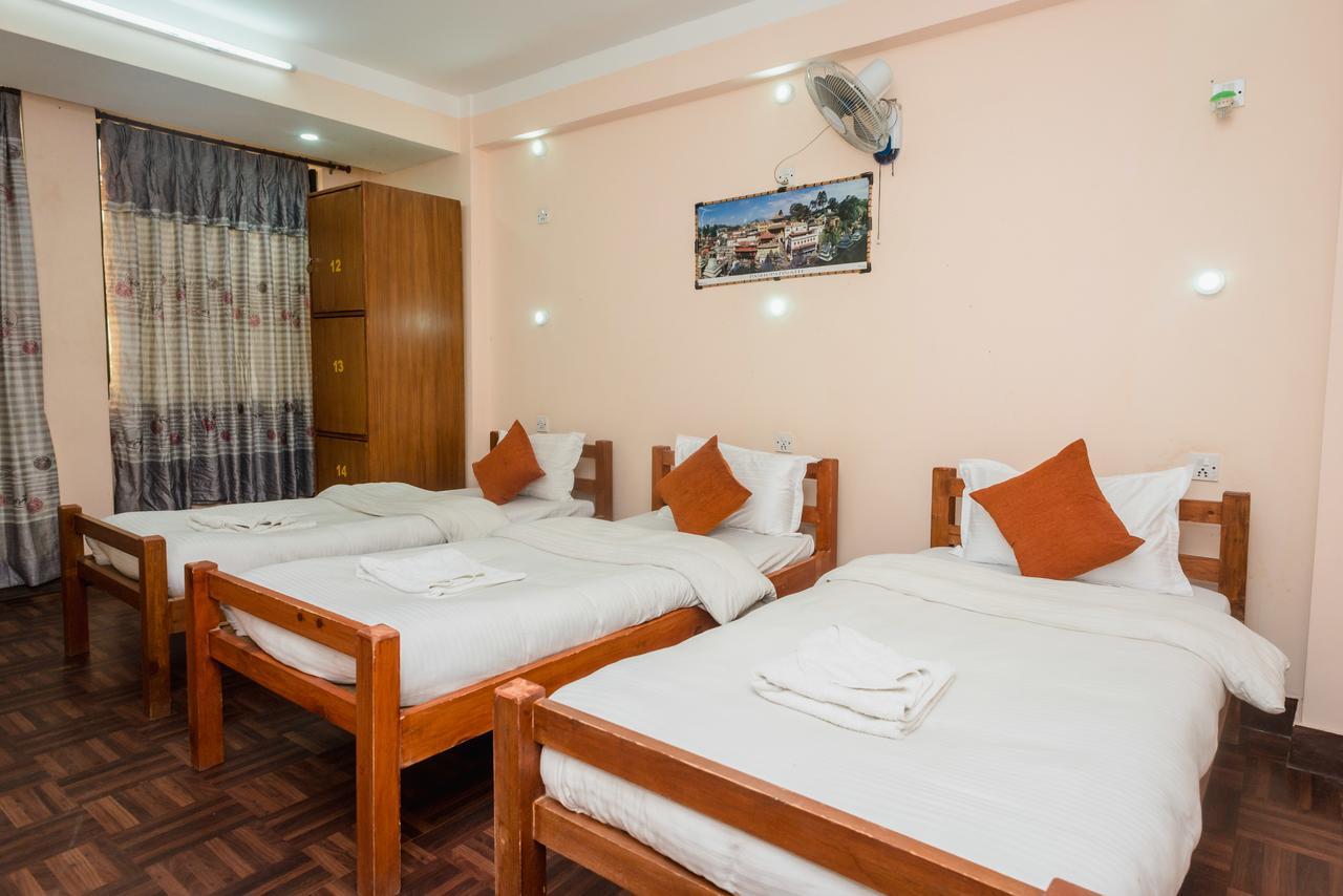 Famous House Hostel *