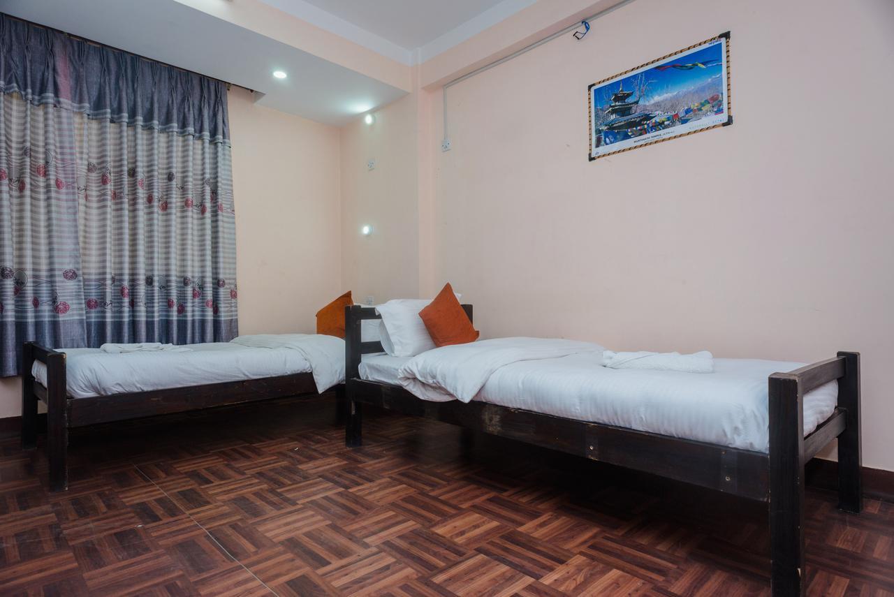 Hostel Famous House *