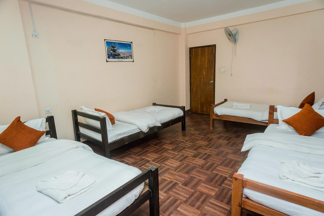 Hostel Famous House
