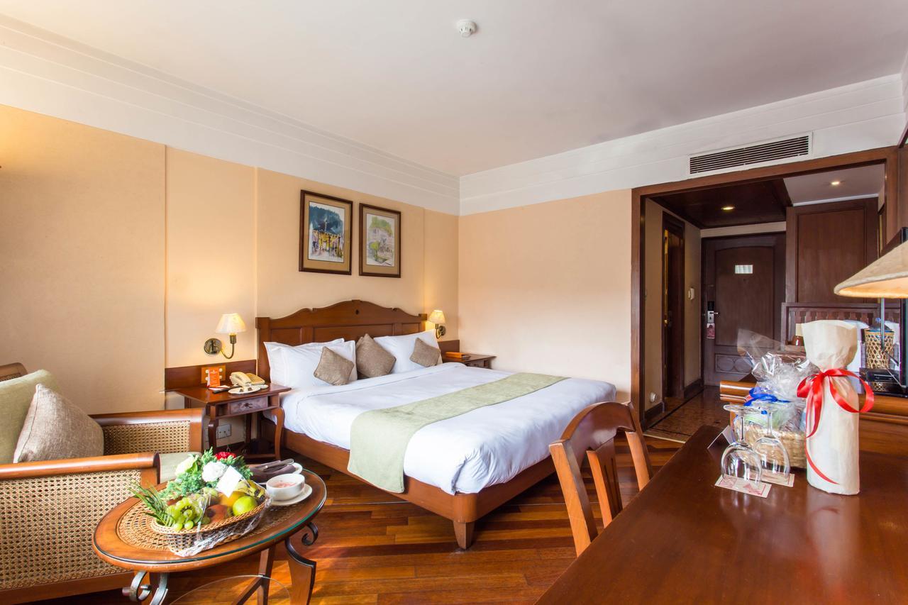 Shangri-la, Hotel