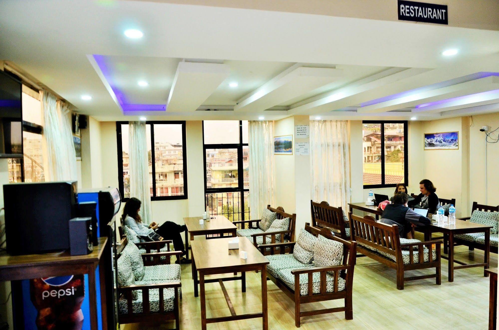 Hostel Famous House *