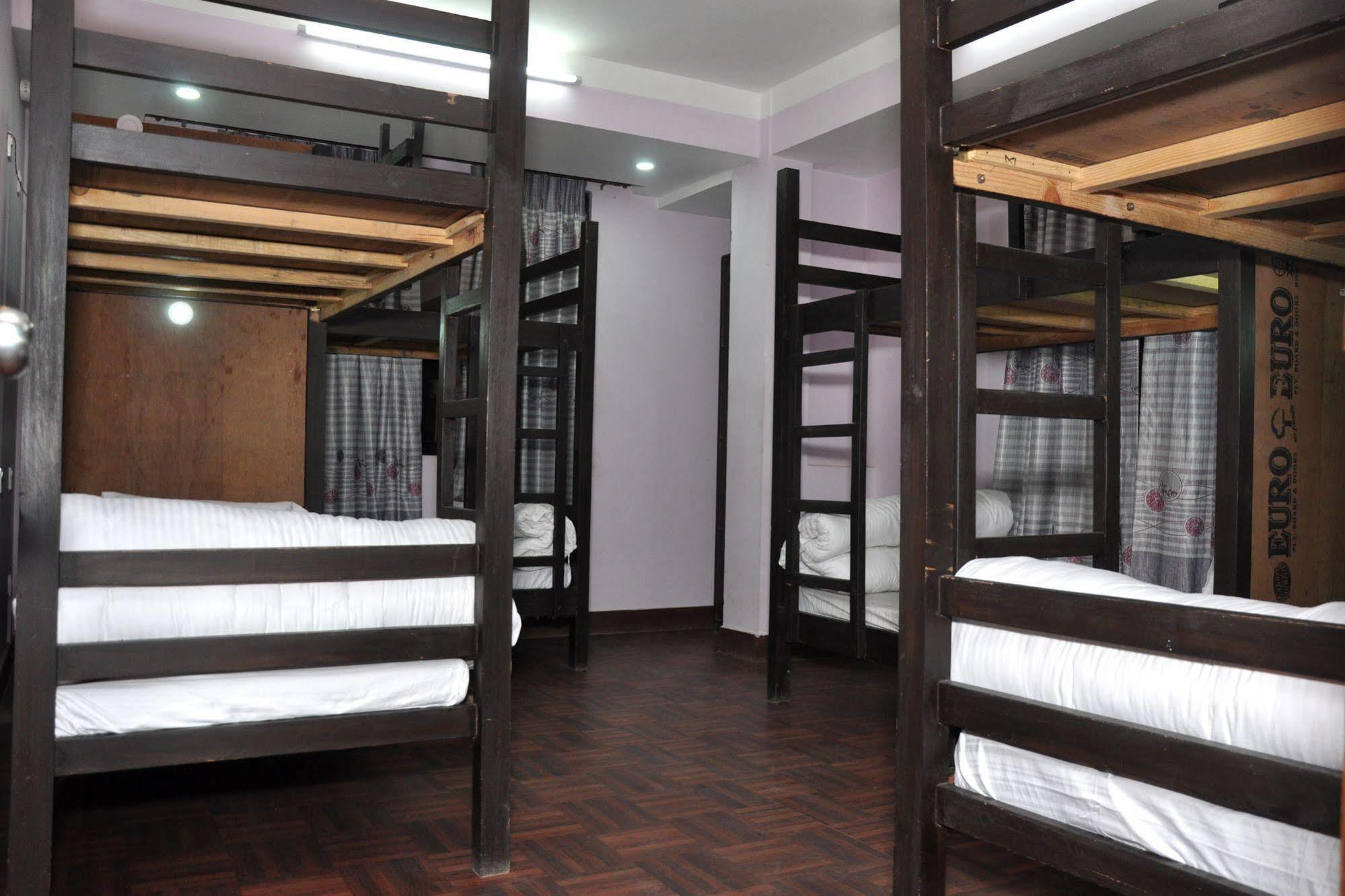 Hostel Famous House *