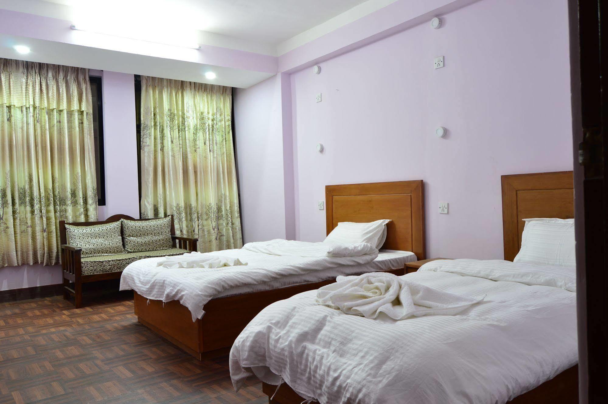 Hostel Famous House