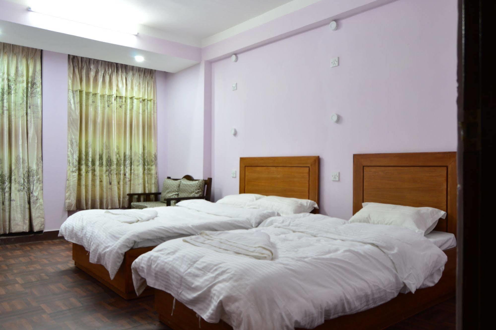 Hostel Famous House