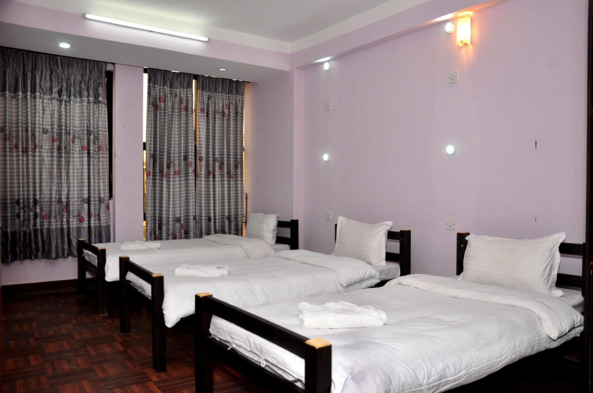 Hostel Famous House