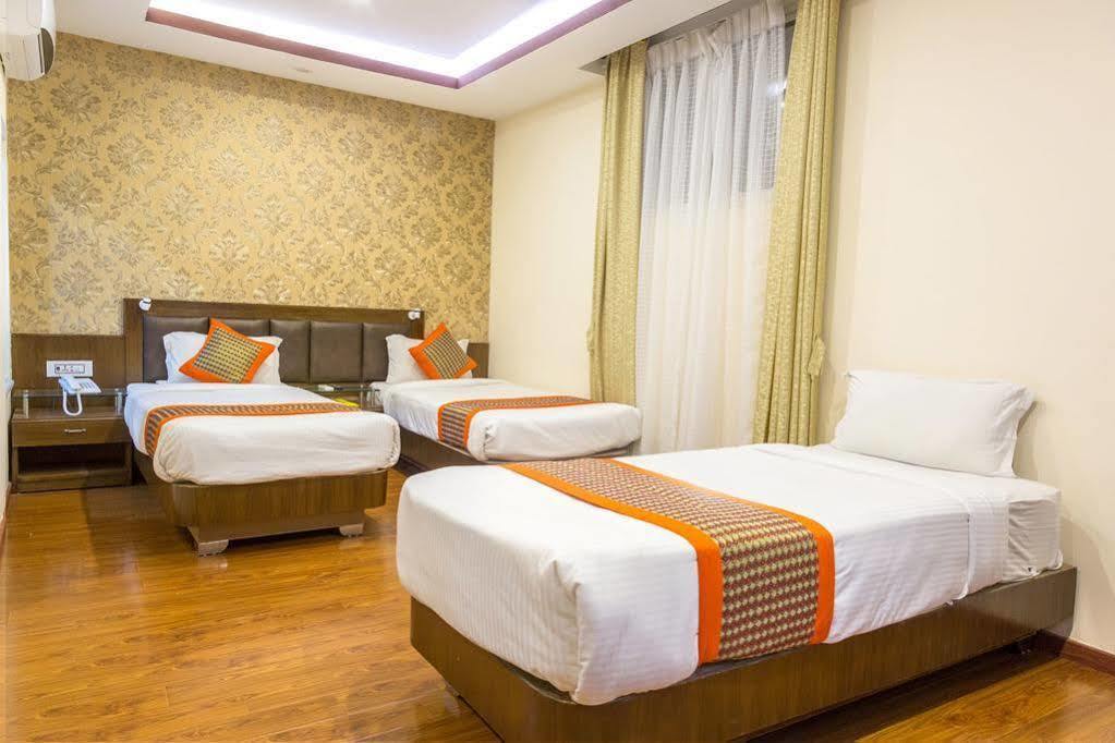 Yellow Pagoda 4*