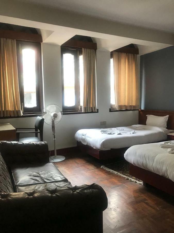Hotel Earth House 2*