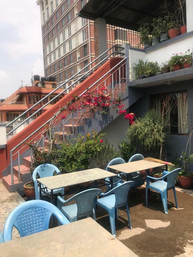 Earth House Hotel 2*