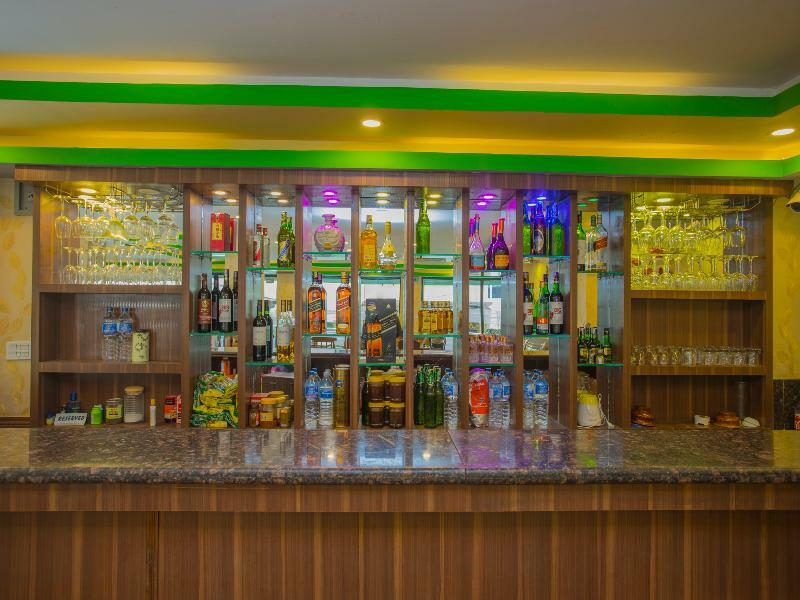 Oyo 255 White Zambala Hotel 2*