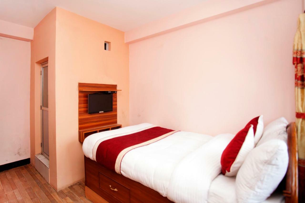 Hotel Oyo 372 Happy 3*