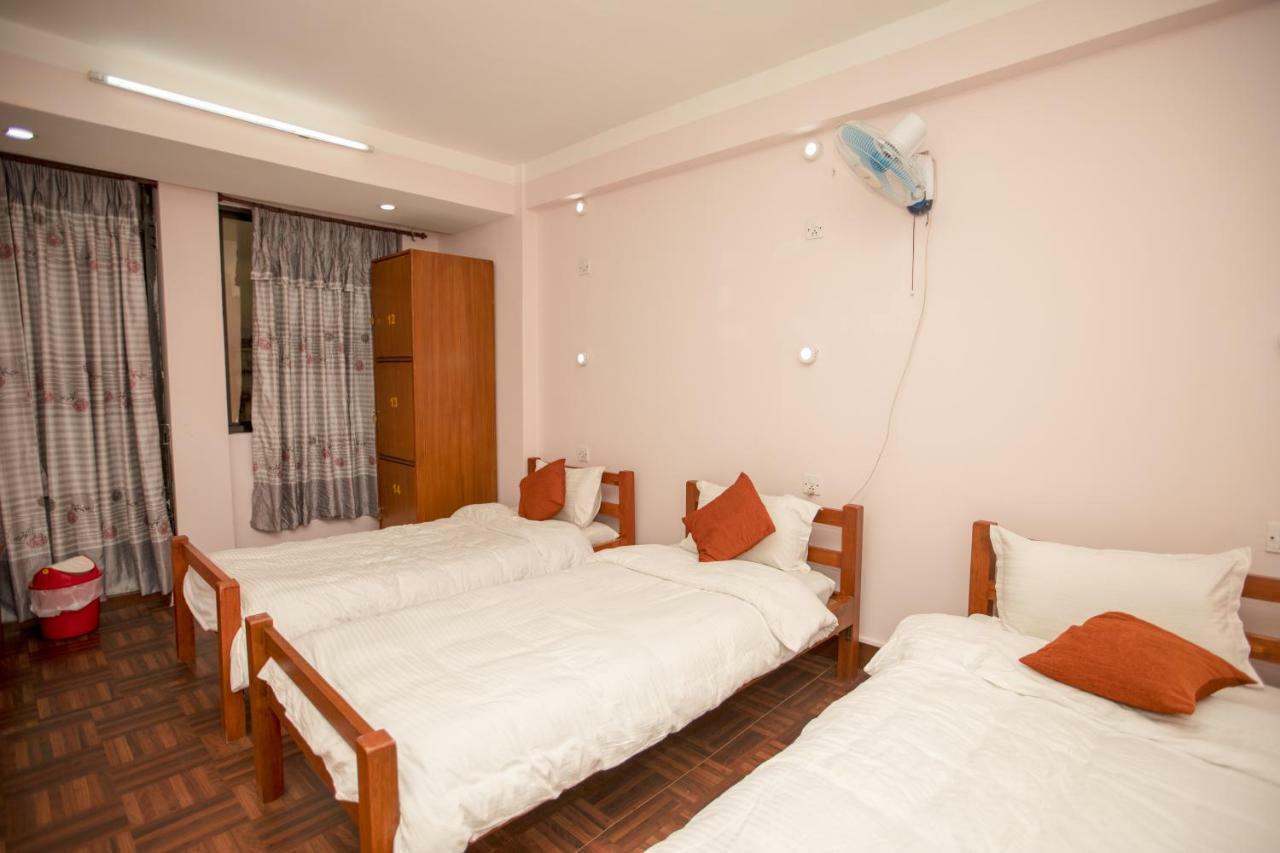 Hostel Famous House