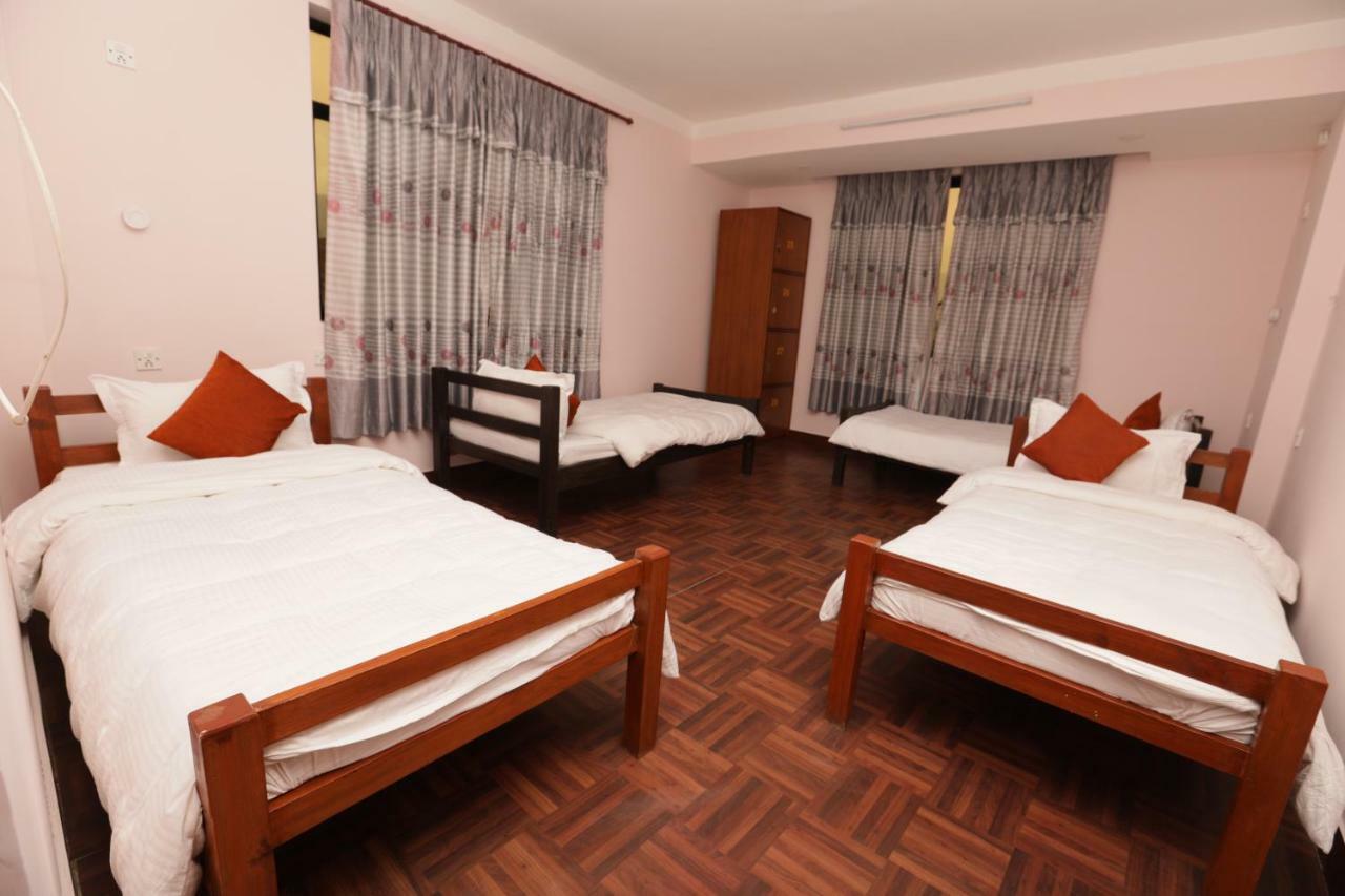 Hostel Famous House *