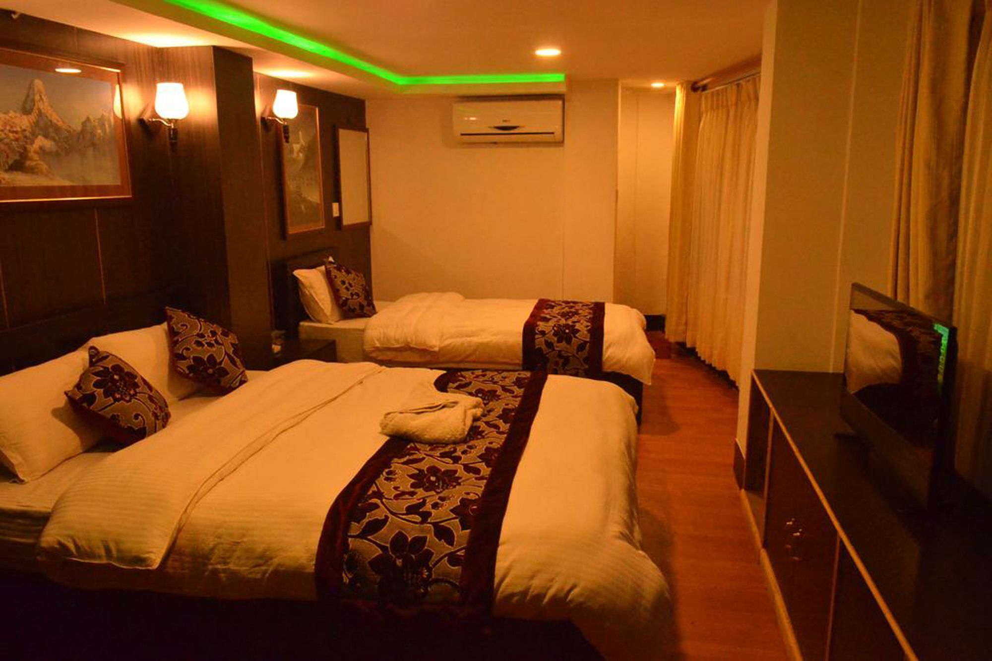 Hotel Holiday Inn Hotel 3*