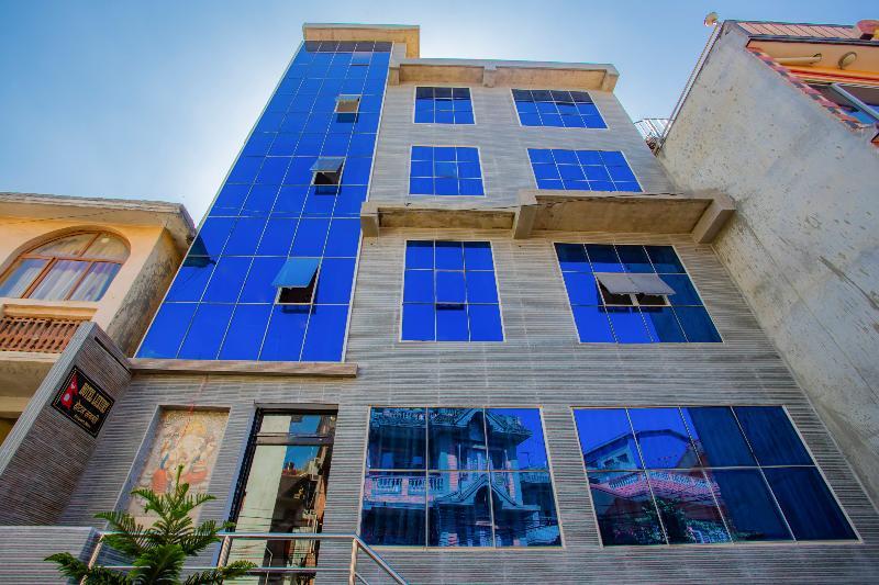 Oyo 303 Luxury Hotel 3*