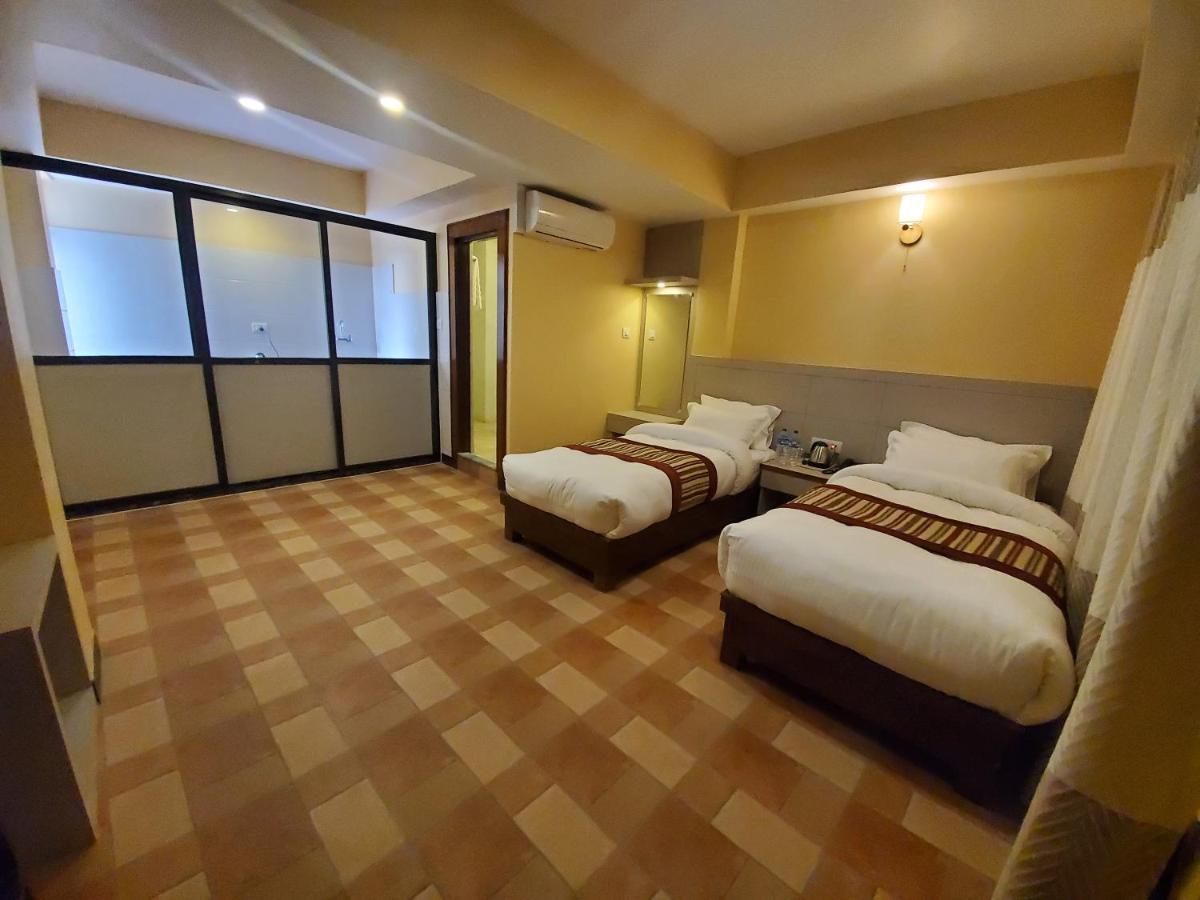 Hotel Mukhum International *