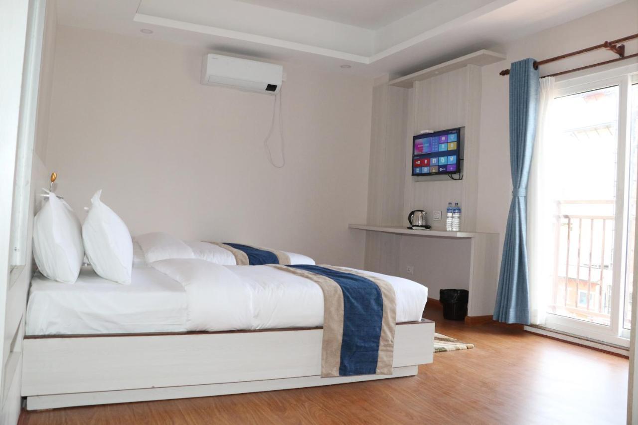 Hotel Mega & Catmandu