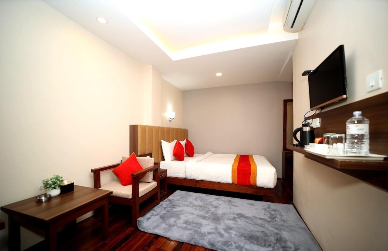 Redstone Regency Hotel *