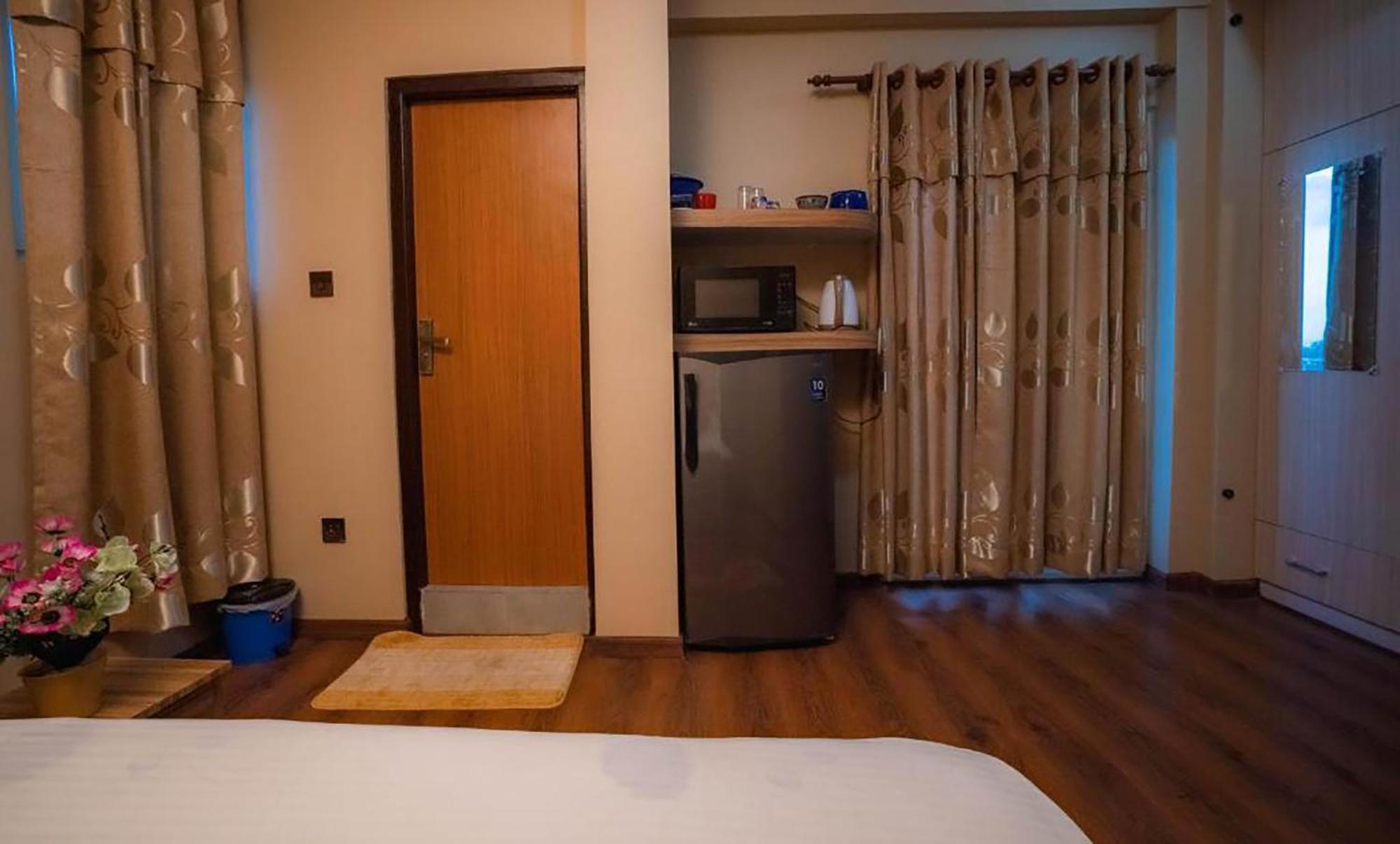 House Of Forrest, Service Apartment