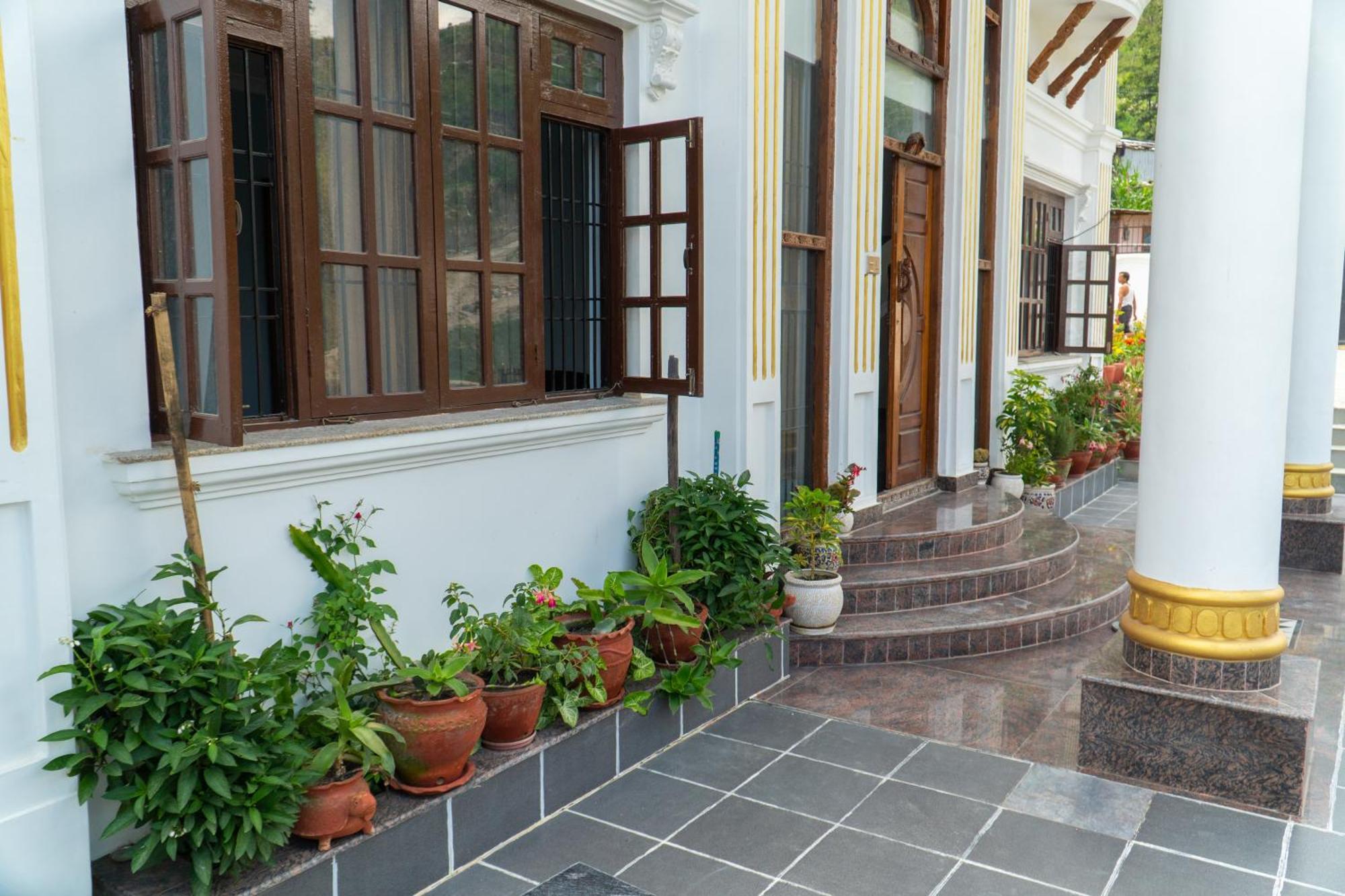 The White House 8 Bedroom With Swimming Pool Villa Kathmandu