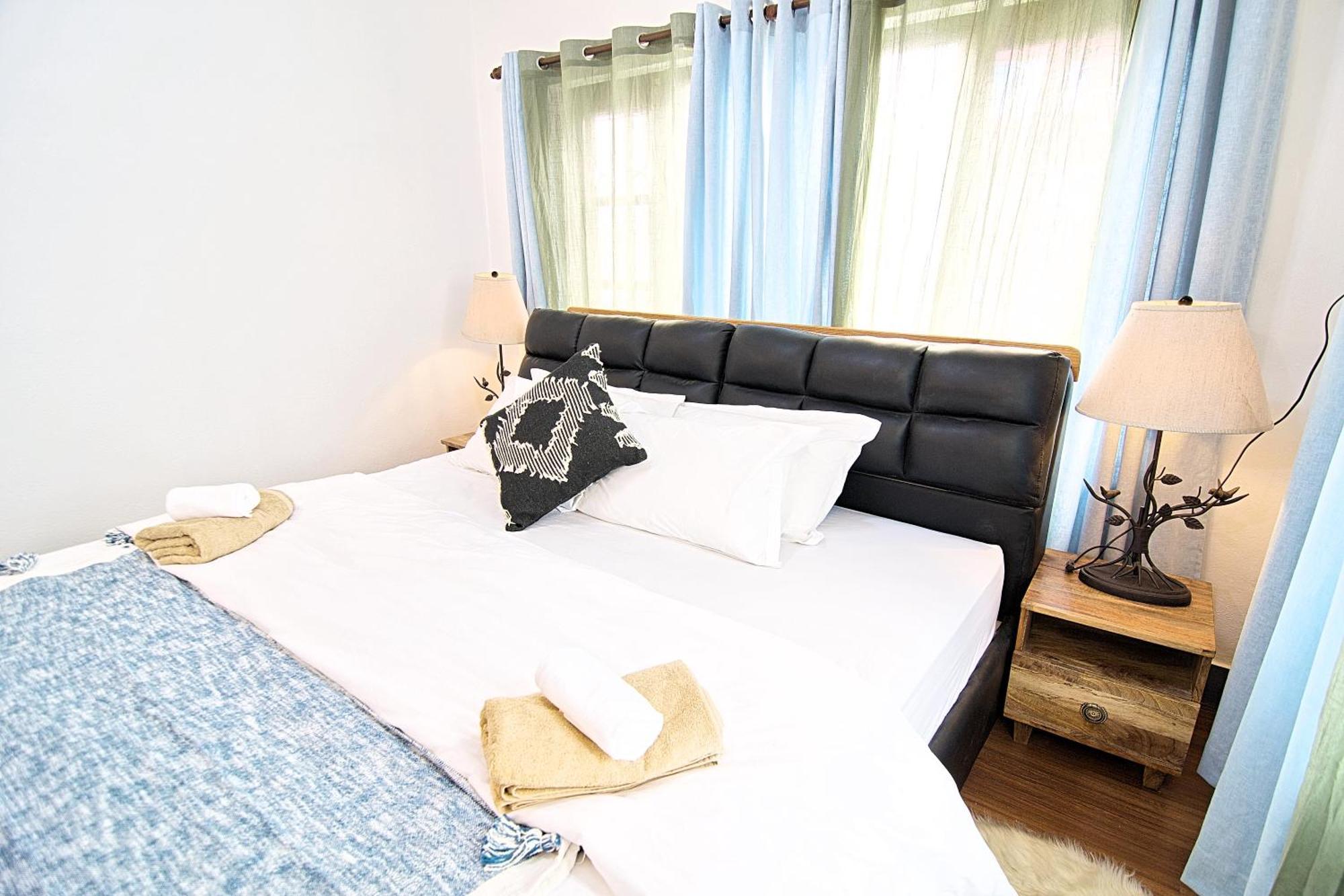 Wanderer's Double Bedrooms With Living And Kitchen - A Away From Rumah tetamu