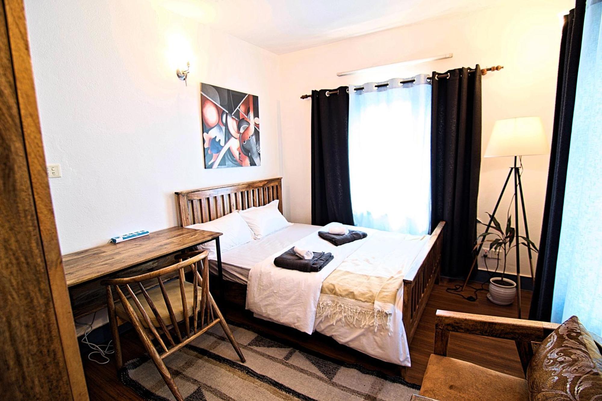 Rumah tetamu Wanderer's Double Bedrooms With Living And Kitchen - A Away From