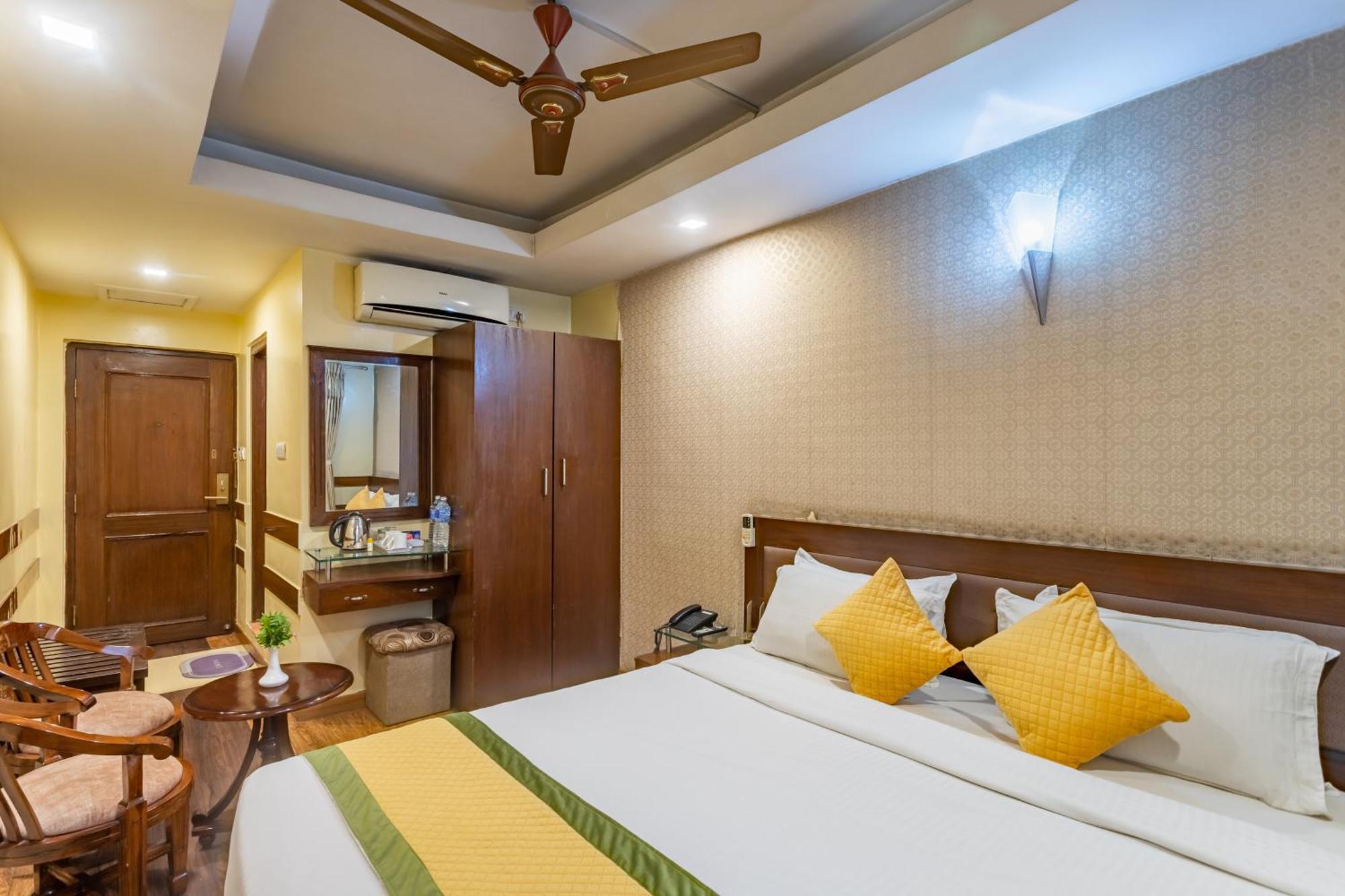 Yellow Pagoda 4*
