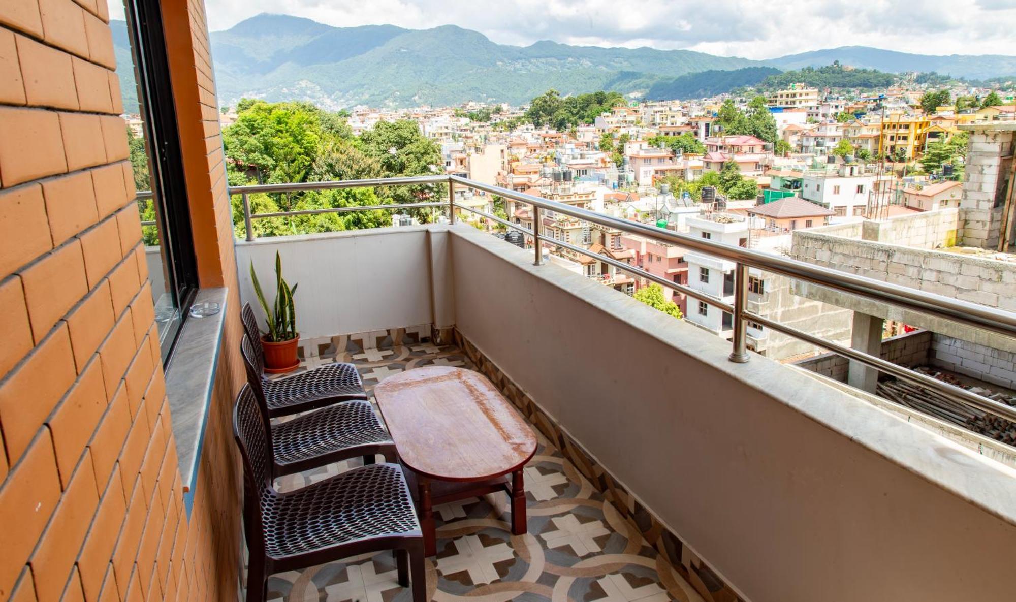 Stunning View With Private Rooftop & Balcony *