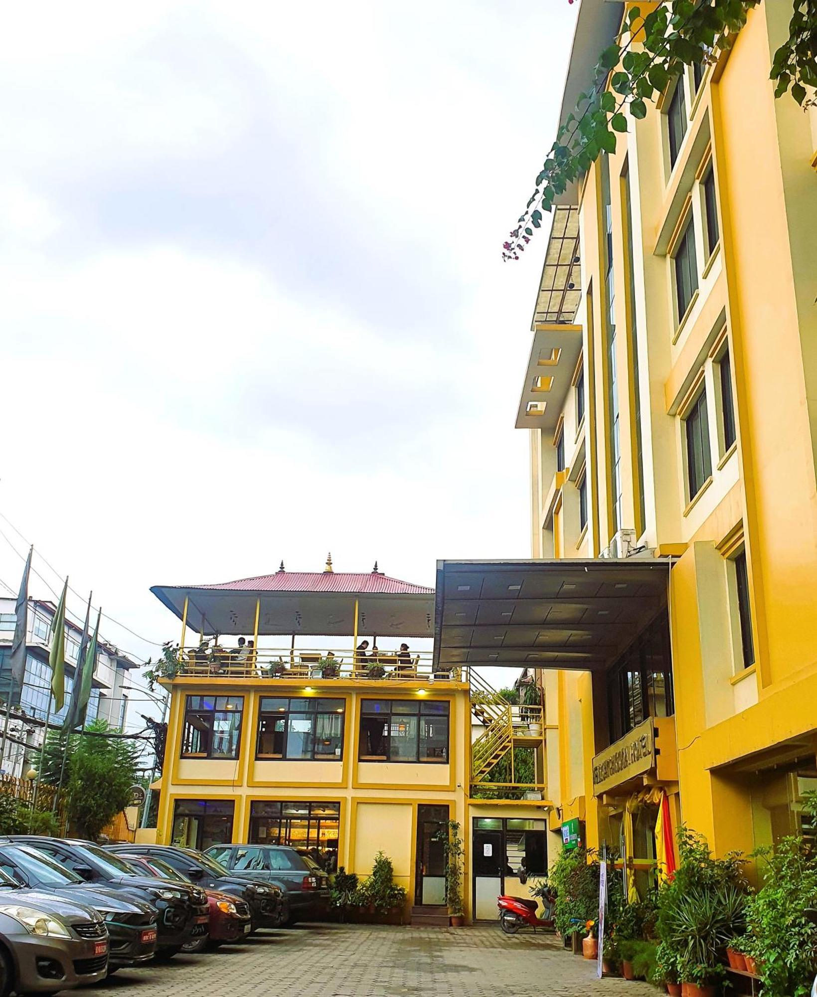 Yellow Pagoda 4*