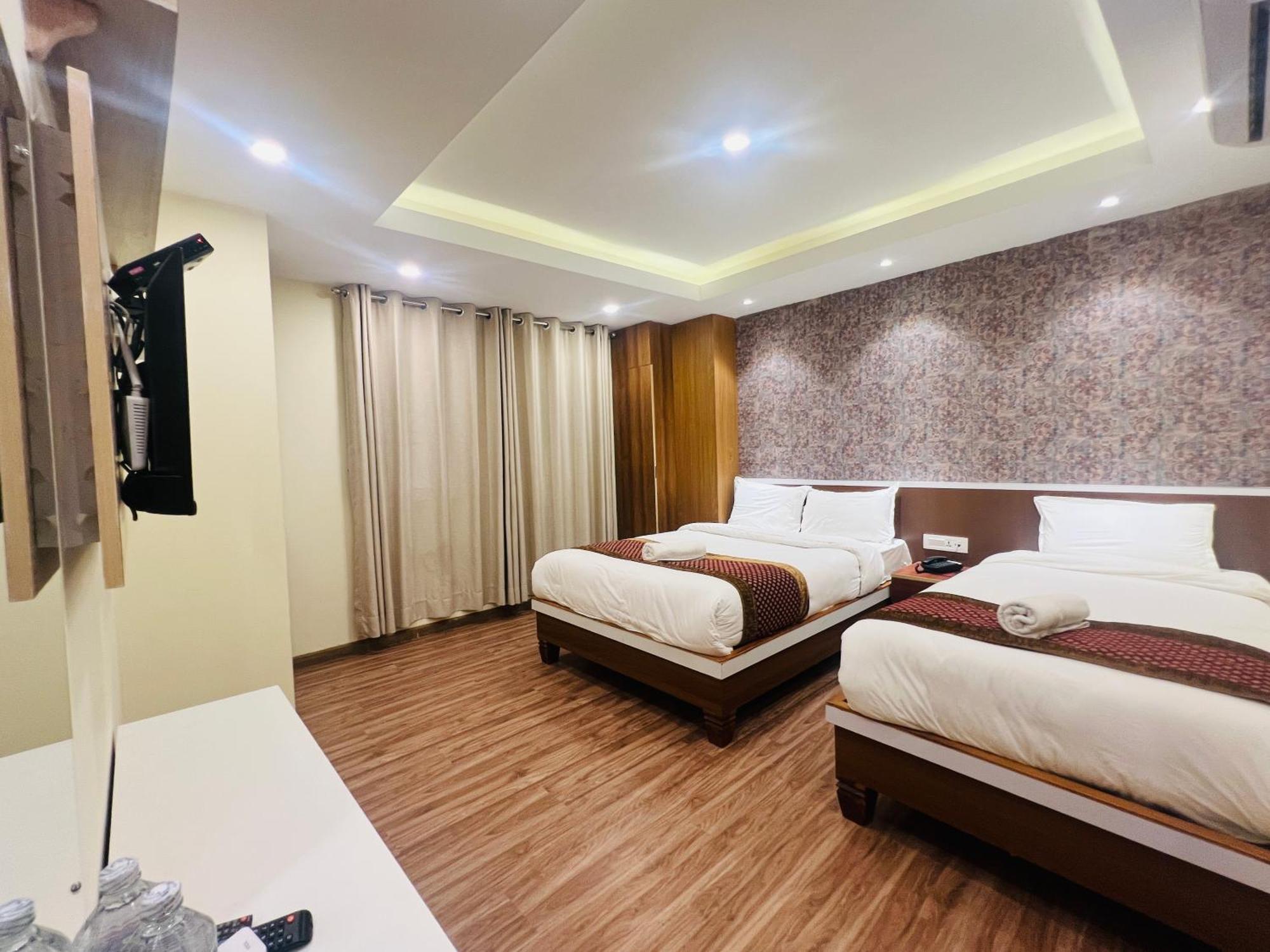 Nirakar Hotel 3*