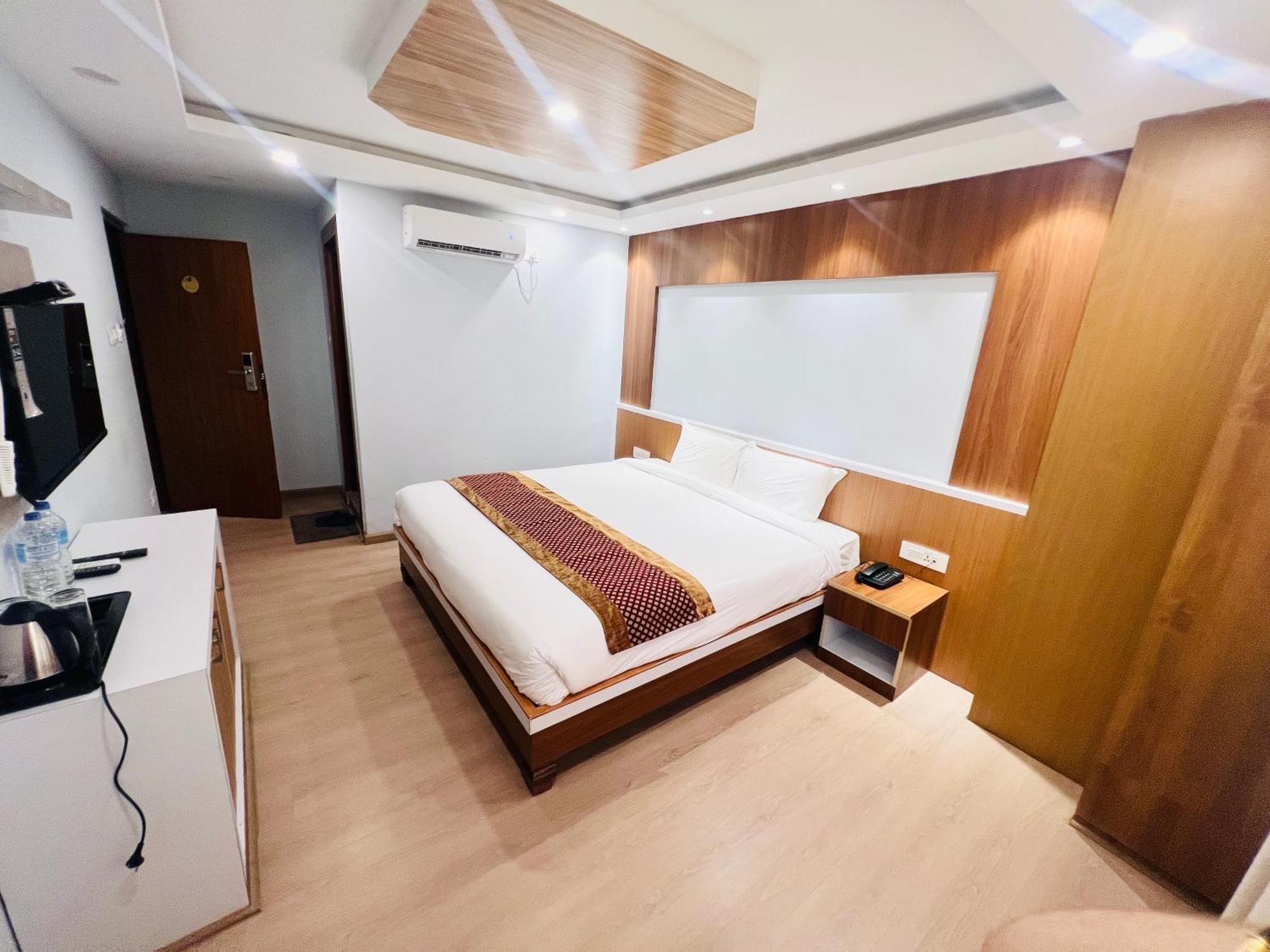 Nirakar Hotel