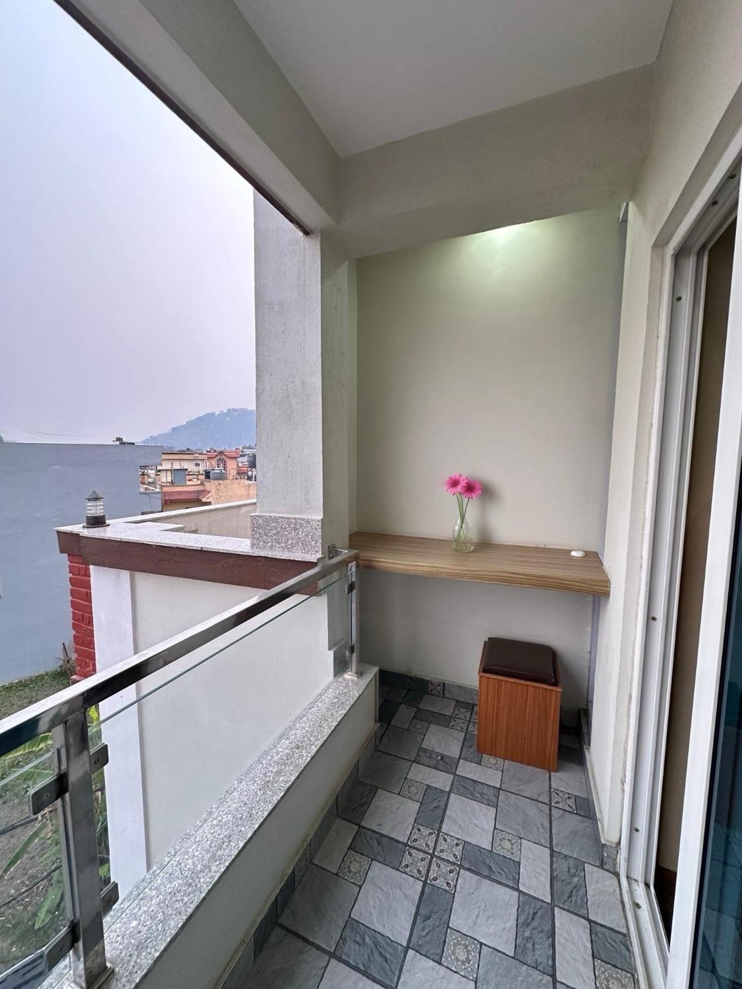 House Of Forrest, Service Apartment
