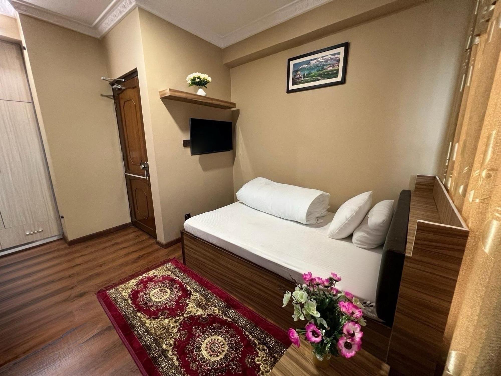 House Of Forrest, Service Apartment