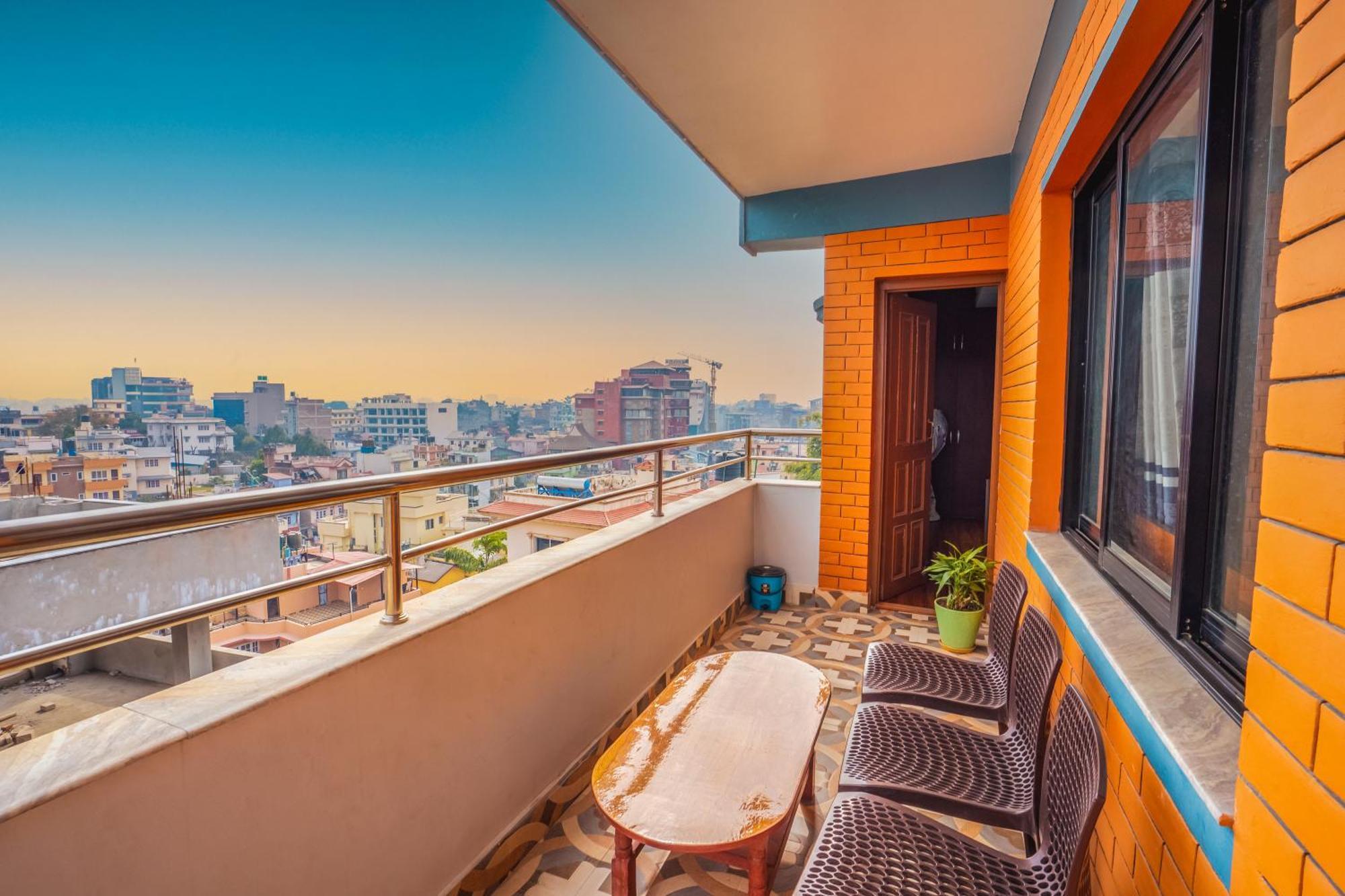 Stunning View With Private Rooftop & Balcony *