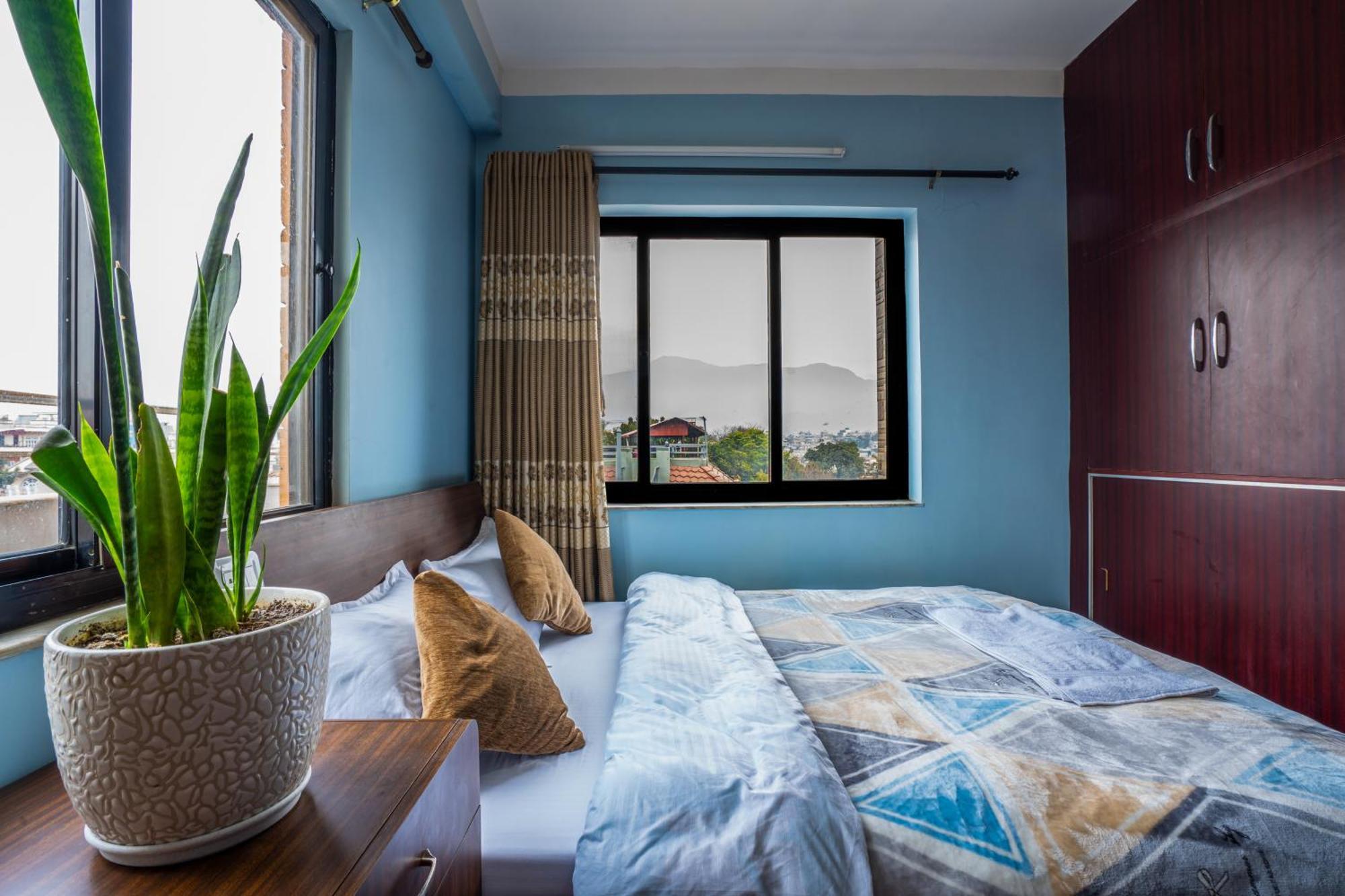 Stunning View With Private Rooftop & Balcony Apartment *