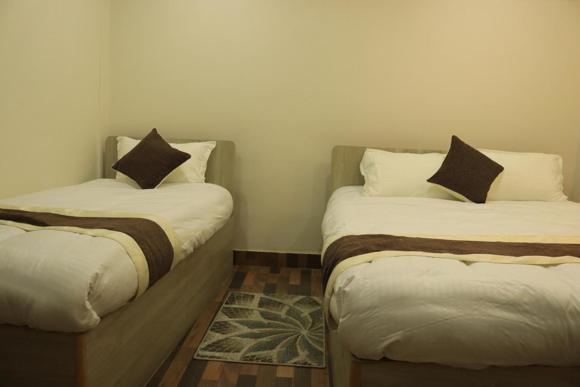 Junction Hotel *