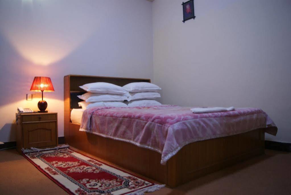 Hotel Rosebud & *