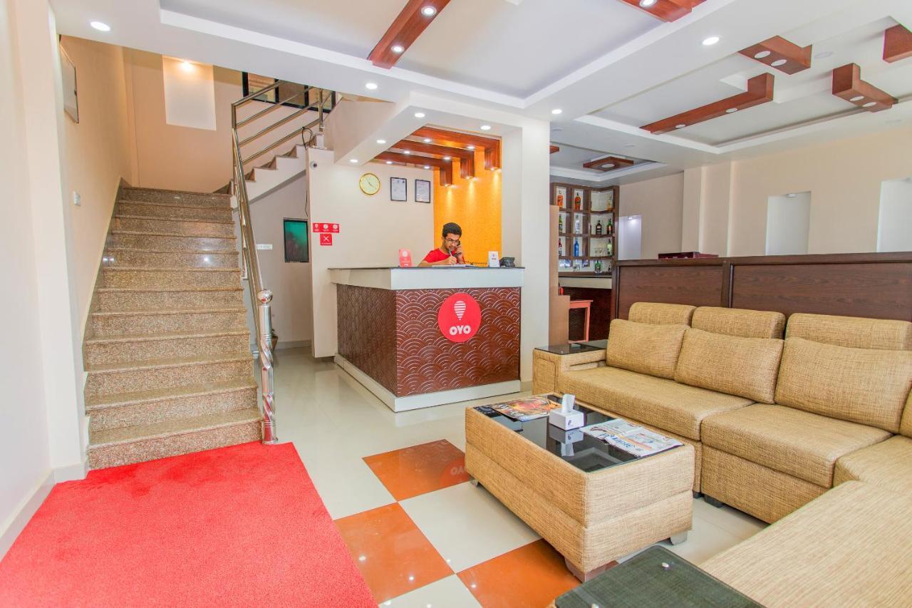 Oyo 136 Om Plaza 2*