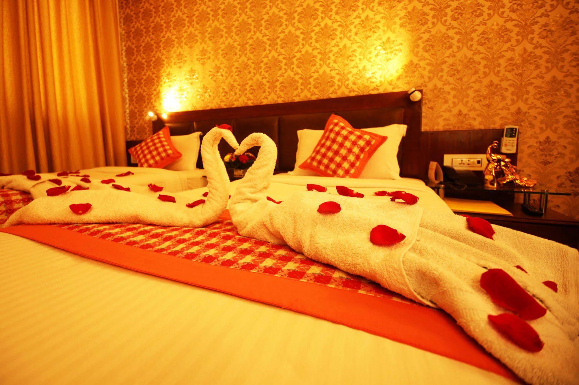 Yellow Pagoda 4*