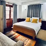 Makach House- Traditional Boutique House With Garden